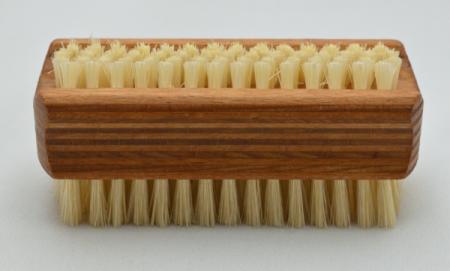 Handwaschbürste Schichtholz mit Griffmulden. 6 und 4 Reihen helle Naturborsten. Bürstenfabrik Keller seit 1869.